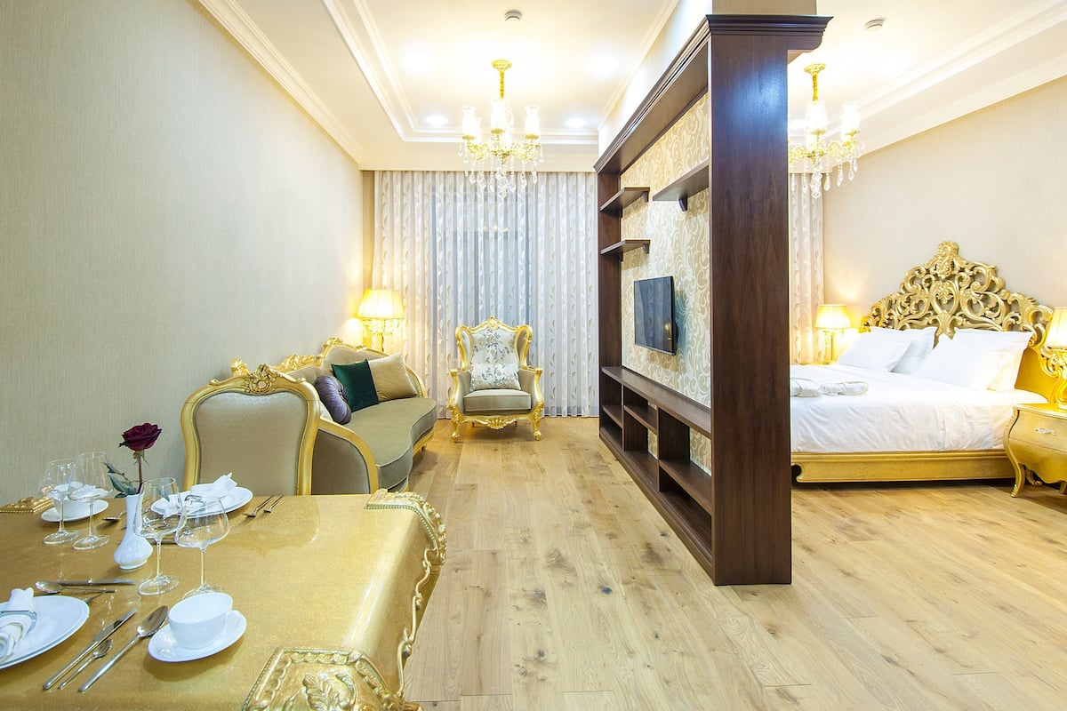 Deluxe Studio | 1 bedroom, premium bedding, in-room safe, individually decorated