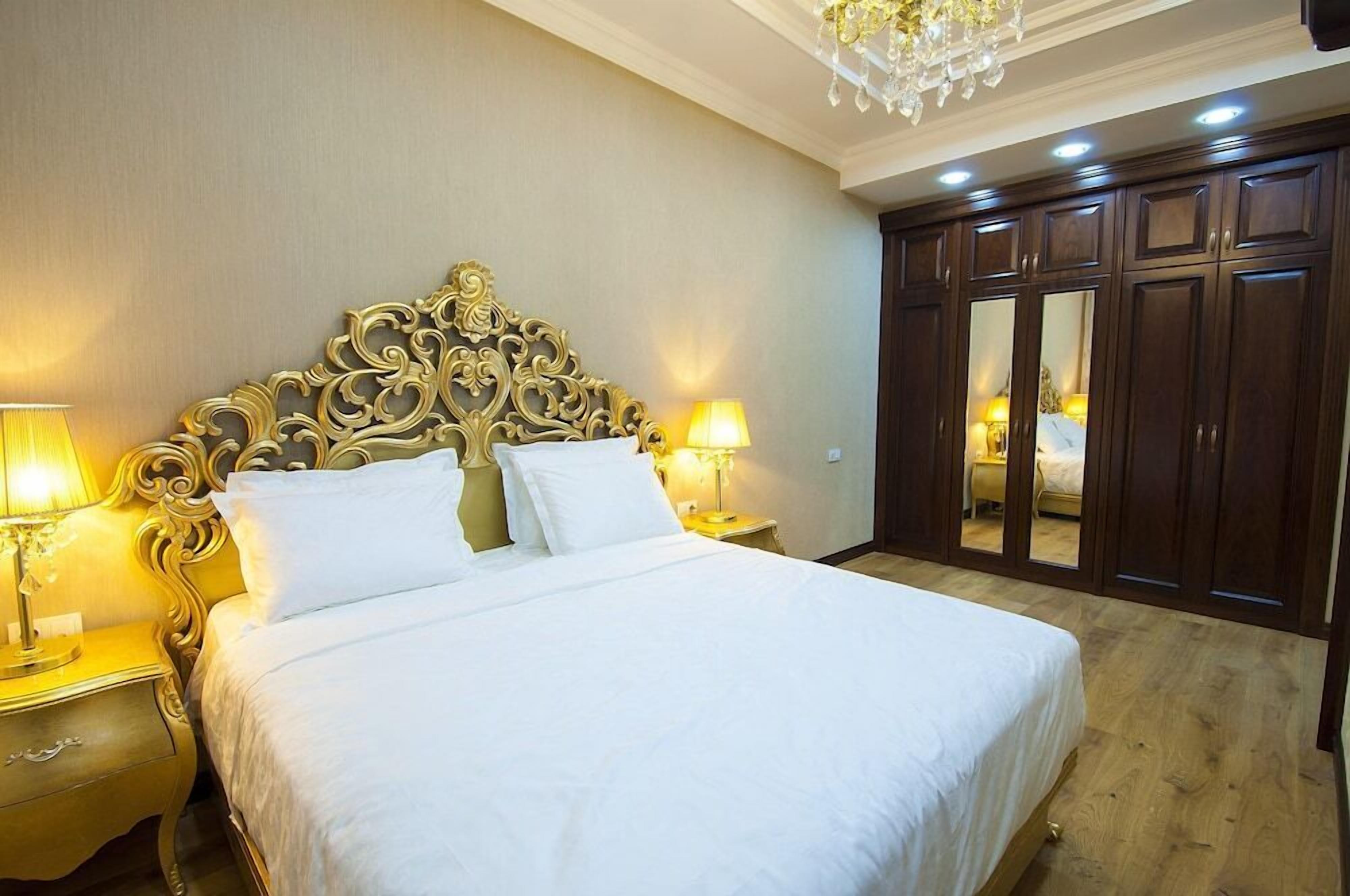 Premium bedding, in-room safe, individually decorated