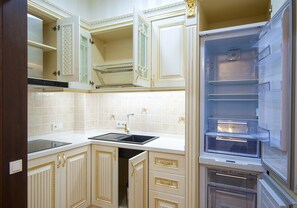 Studio Deluxe | Cuisine privée | Réfrigérateur, micro-ondes, four, plaque de cuisson