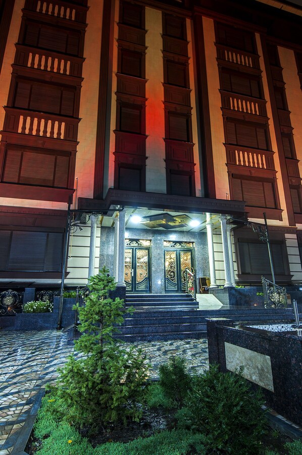 Fassade der Unterkunft – Abend/Nacht