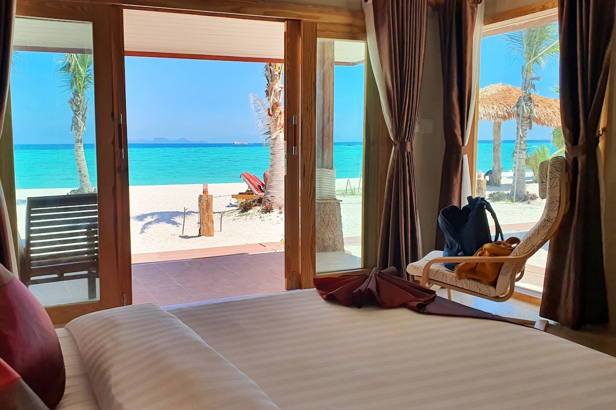 Minibar, coffre-fort, accès au Wi-Fi (inclus), literie fournie