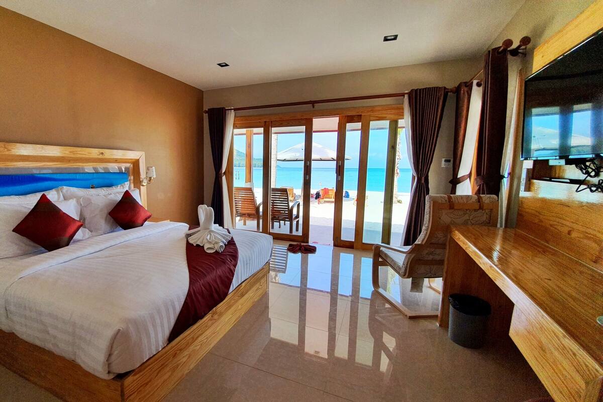 Deluxe Beachfront | ミニバー、セーフティボックス (室内)、WiFi (無料)、ベッドシーツ