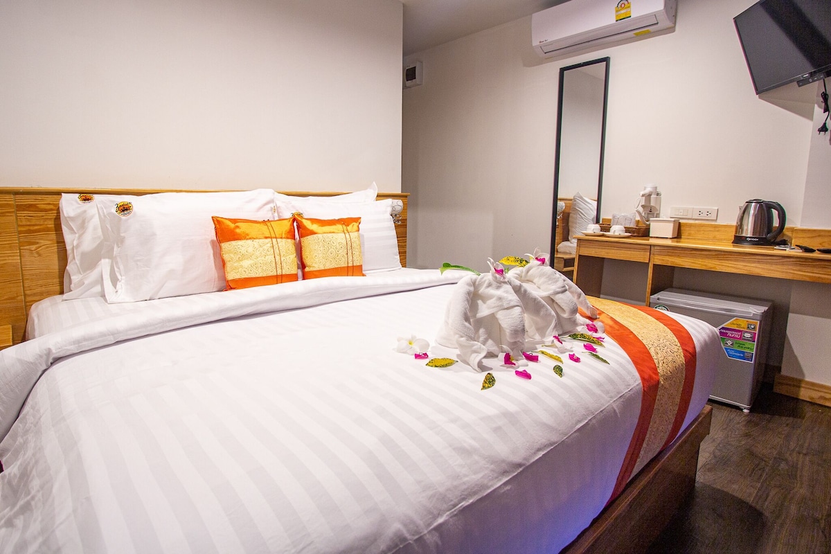 Minibar, coffre-fort, accès au Wi-Fi (inclus), literie fournie