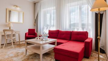 Luxury Room | Hypo-allergenic bedding, in-room safe, desk, laptop workspace