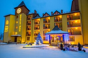 Majoituspaikan julkisivu illalla/yöllä