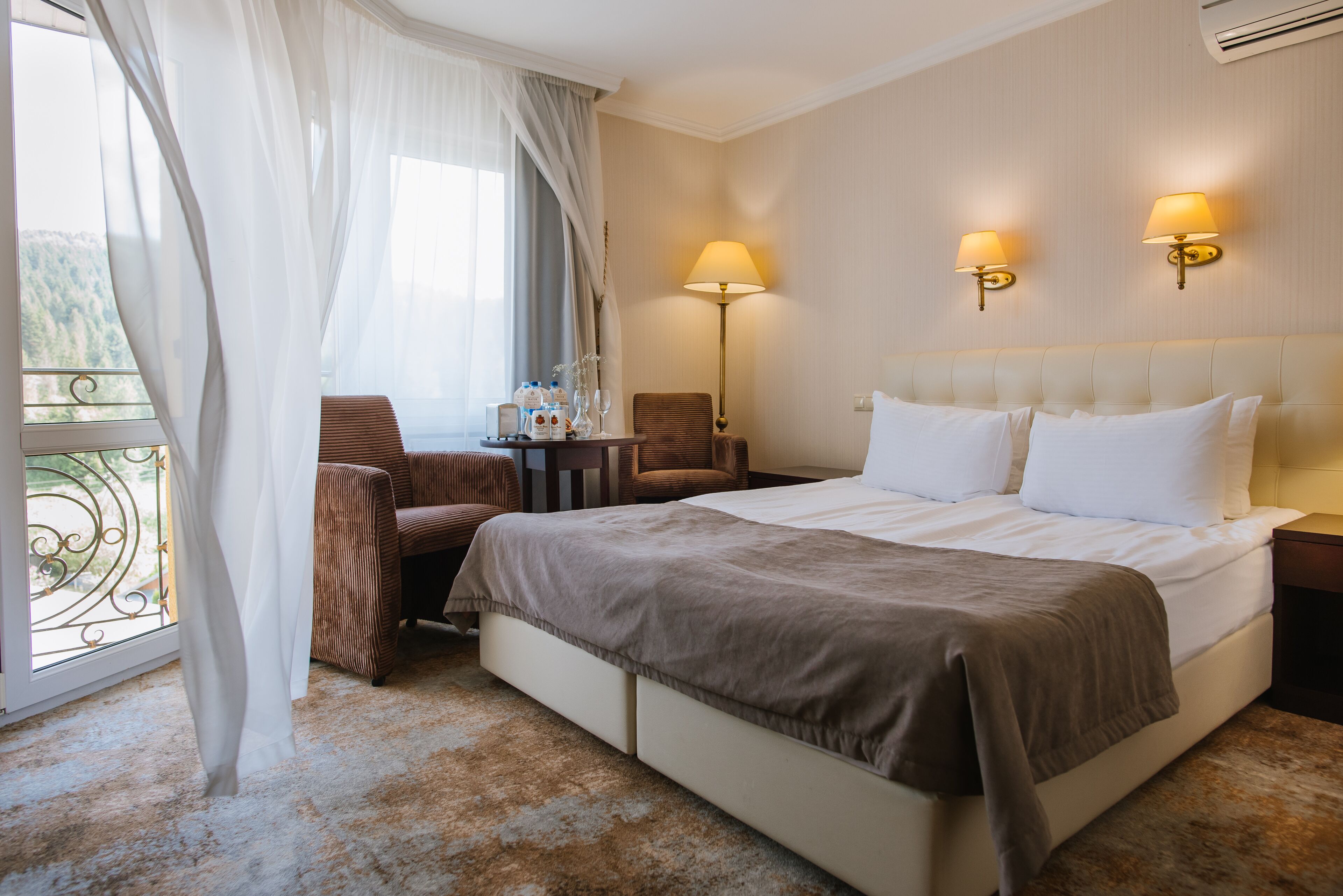 Habitación Premium con 1 cama doble o 2 individuales | Ropa de cama hipoalergénica, caja fuerte, escritorio