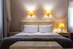 Premium Room | Hypo-allergenic bedding, in-room safe, desk, laptop workspace