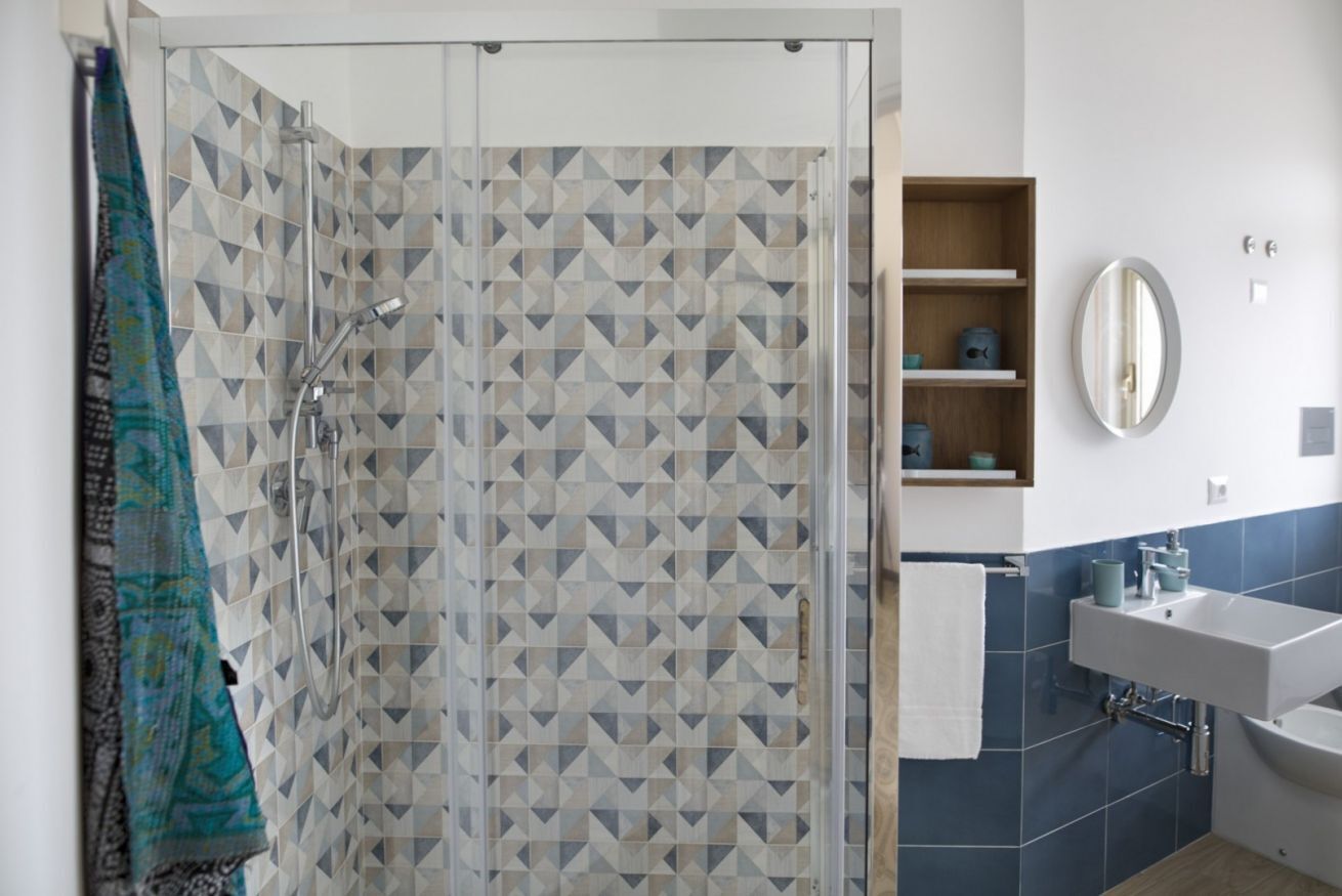 Een douche, een haardroger, een bidet, handdoeken