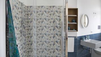 Een douche, een haardroger, een bidet, handdoeken