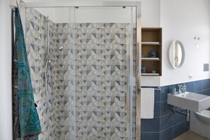 Shower, hair dryer, bidet, towels