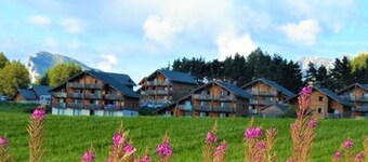 Ground floor studio with parking, pets allowed