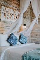 Minibar, sistema de insonorización y ropa de cama 