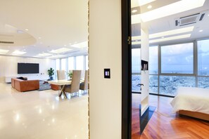 Apartamento superluxo, vista para a cidade, na torre | Área de estar | TV de tela plana 80 polegadas com canais a cabo, TV, lareira