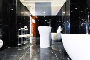 Apartamento de lujo, vistas a la ciudad, en una planta alta | Baño | Artículos de higiene personal gratuitos, secador de pelo, bidé y toallas
