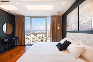 Apartamento superluxo, vista para a cidade, na torre | 3 quartos, escrivaninha, ferros/tábuas de passar roupa, berços grátis