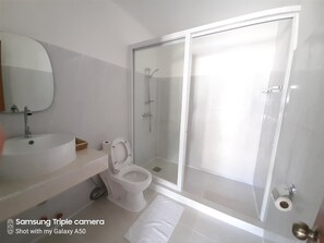 Villa Deluxe, 2 chambres | Salle de bain | Douche, articles de toilette (gratuits), séchoir à cheveux, pantoufles
