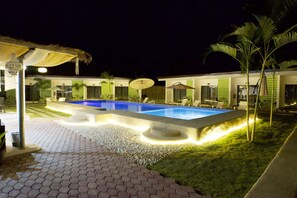 Outdoor pool, pool umbrellas, pool loungers - Chinita Boutique Hotel (Dauis)