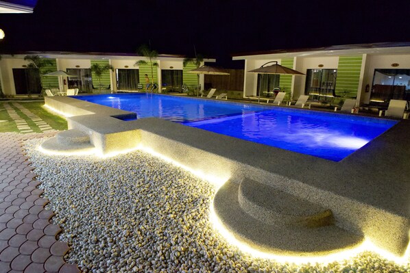 Piscine extérieure, parasols de plage, chaises longues
