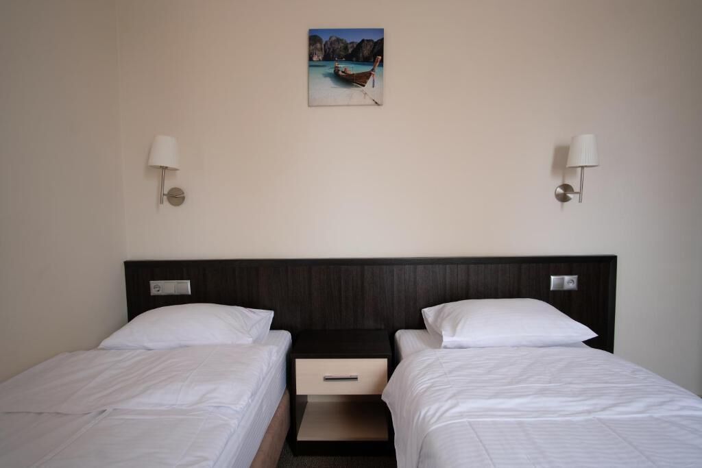 خزنة داخل الغرفة وستائر تعتيم وتجهيزات عازلة للصوت ومكواة/لوح كي