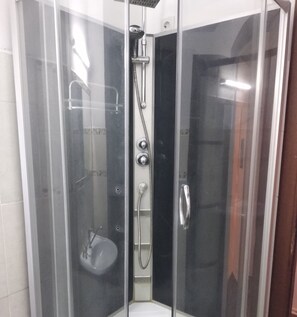 غرفة عادية فردية | حمام | تجهيزات دش، مستلزمات مجانية للعناية الشخصية، مجففات شعر