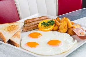 فطور كامل يوميًا بتكلفة قدرها (400 RUB للشخص)