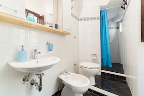 Douche, sĂšche-cheveux, bidet, serviettes fournies