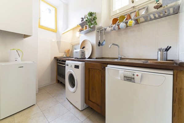 Fridge, stovetop, coffee/tea maker, toaster