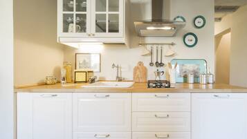 Fridge, stovetop, dishwasher, coffee/tea maker