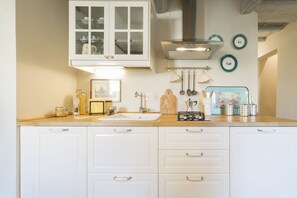 Refrigerador, parrilla de estufa, lavavajillas y cafetera y tetera