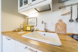 Regadera, secadora de cabello, bidet, toallas 