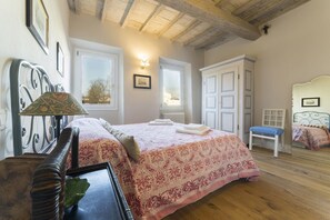 3 habitaciones, tabla de planchar con plancha, wifi y ropa de cama