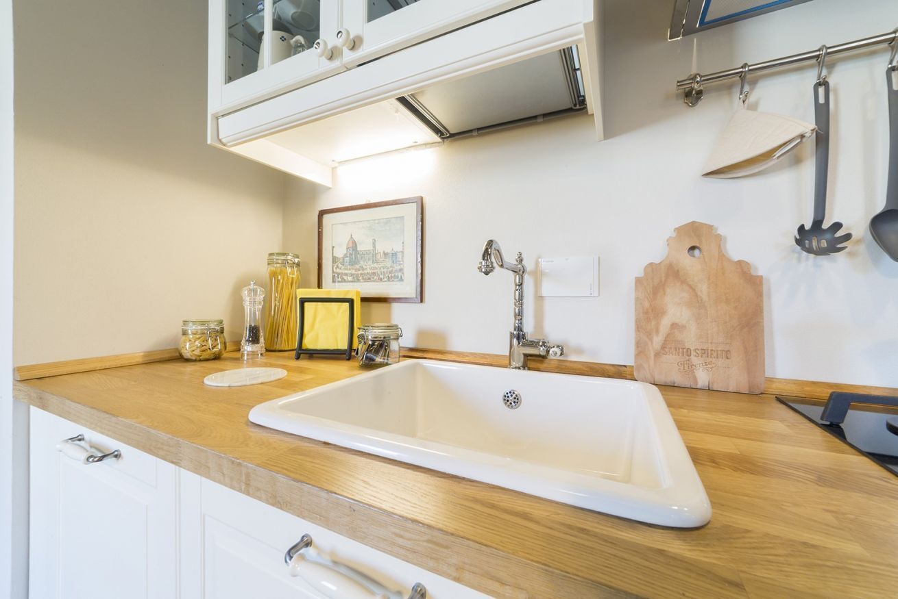 Douche, sèche-cheveux, bidet, serviettes fournies