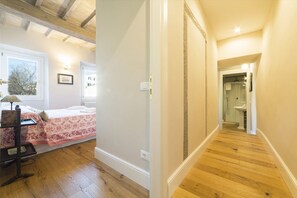 3 habitaciones, tabla de planchar con plancha, wifi y ropa de cama 