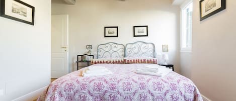 3 chambres, fer et planche à repasser, Wi-Fi, draps fournis