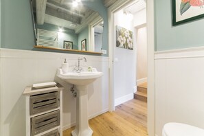 Regadera, secadora de cabello, bidet, toallas