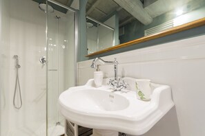 Regadera, secadora de cabello, bidet, toallas 