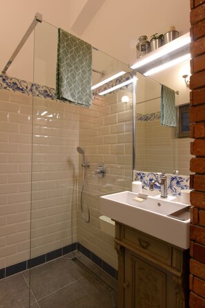Douche, sĂšche-cheveux, serviettes fournies, savon