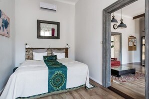 2 bedrooms, iron/ironing board, WiFi, bed sheets - Quiet Industrial Vintage in the Party District (VII. kerület)