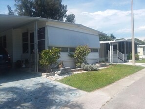 Exterior - Choose the BEACH. Come and stay at Japaneese Gardens.  (Venice)