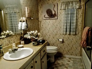 Hair dryer, towels, soap, toilet paper - Choose the BEACH. Come and stay at Japaneese Gardens.  (Venice)