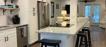 Lovely Renovated 2BR Haile Village Townhouse: King Bed,Stocked Kitchen,WIFI,Deck