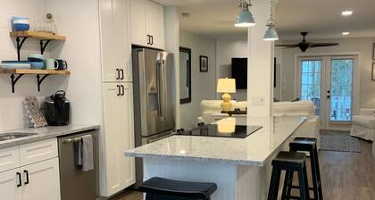 Lovely Renovated 2BR Haile Village Townhouse: King Bed,Stocked Kitchen,WIFI,Deck