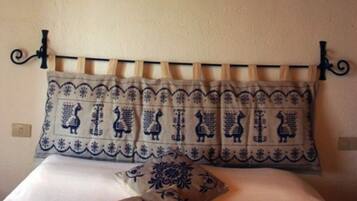 1 slaapkamer, een bureau, een strijkplank/strijkijzer, reisbedje