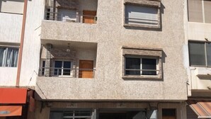 Un edificio a più piani con balconi e finestre.