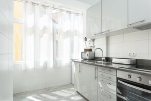 冷蔵庫、電子レンジ、オーブン、コンロ