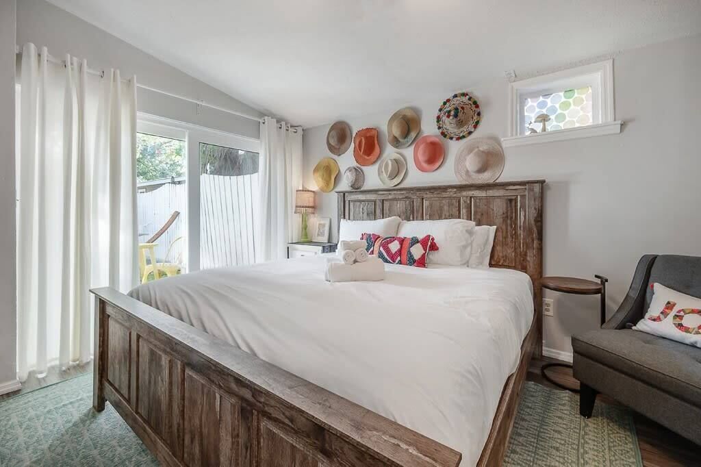 "Handicraft Homestead" - 2BR Custom Guesthouse