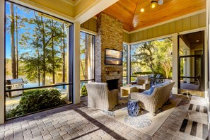 Smart TV, fireplace, stereo