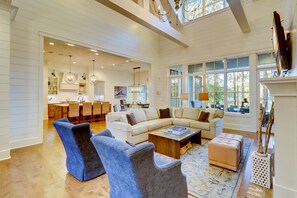 Smart TV, fireplace, stereo