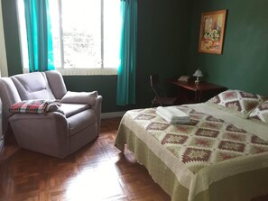 ห้องคอมฟอร์ทสำหรับสี่ท่าน | เครื่องนอนระดับพรีเมียม, ผ้านวมขนเป็ด, ตกแต่งพิเศษโดยเฉพาะ, โต๊ะทำงาน