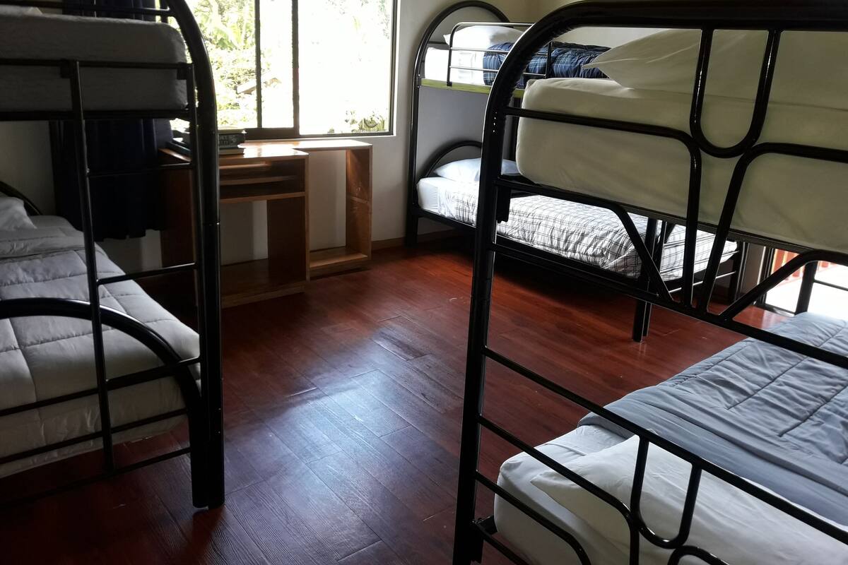 أغطية فراش متميزة وألحفة محشوة بالريش ومكتب ومساحة عمل للكمبيوتر المحمول